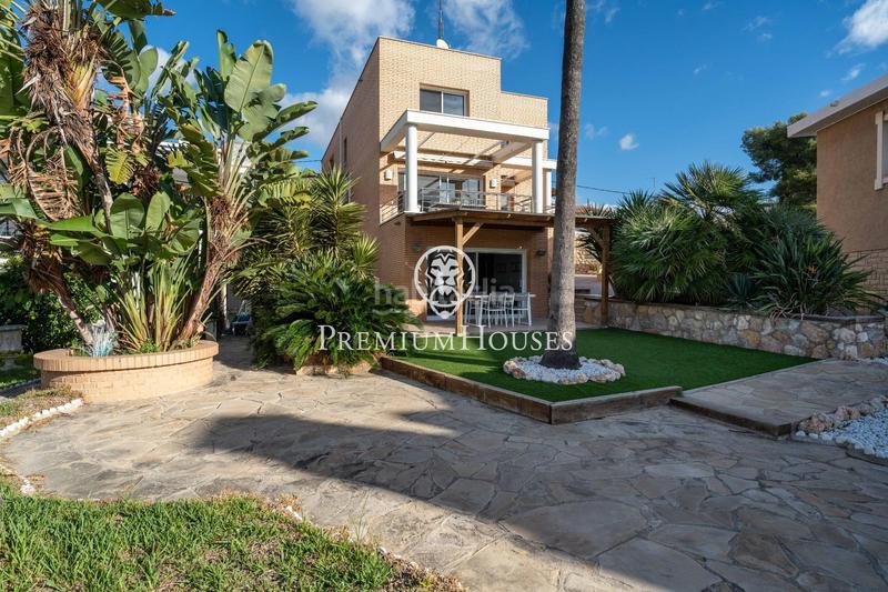 Foto 15f9055e-a703-4f96-b371-ea43e85c7e36. Casa  independiente en primera línea de mar en urbanizacions de Llevant en Tarragona