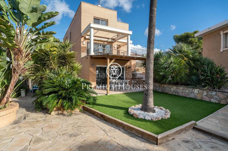 Foto b14c4984-ea72-413f-a62f-89f0d32d8870. Casa  independiente en primera línea de mar en urbanizacions de Llevant en Tarragona