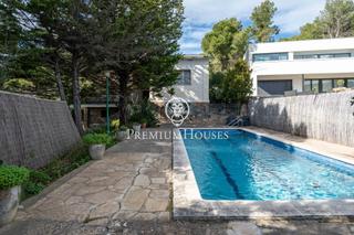 Casa a Begues. Casa independiente con jardín y piscina en begues park