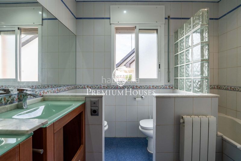 Foto f03a6d2f-86a5-449f-a845-b91fbd3f2a80. Casa amb aparcament piscina a Can Roca Castelldefels