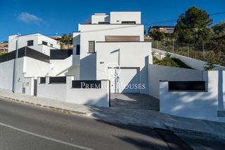 Casa in Segur de dalt. Casa independiente con piscina y jardín en segur de dalt