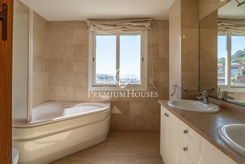 Foto 52aa45cb-11e9-4c0b-a552-32929b4f56ed. Àtic amb calefacció aparcament piscina a les botigues de Sitges Sitges