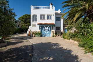 Casa a Roques Daurades-L´Estany. Casa con piscina en primera línea del port de lestany