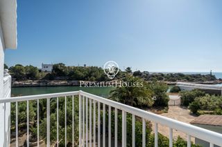 Casa a Roques Daurades-L´Estany. Casa con piscina en primera línea del port de lestany