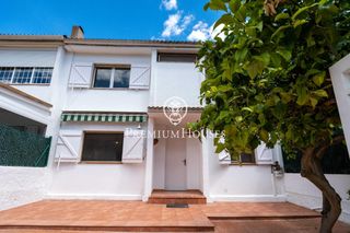 Semi detached house in Urbanitzacions de Llevant. Adosado en boscos