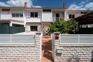 Semi detached house in Urbanitzacions de Llevant. Adosado en boscos