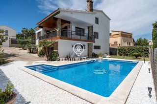 Casa a L´Aragai. Casa independiente con piscina y jardín en laragai