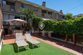 Maison jumelée à Vallpineda - Rocamar. Adosado con jardín en vallpineda
