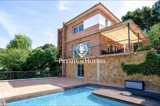 Casa a Urbanitzacions de Llevant. Casa con piscina en boscos