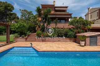 Casa a Segur de Calafell Nucli Urbà. Casa con piscina y jardín en segur de calafell