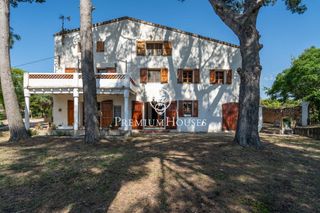 Country house in Vallmoll. Finca con masía y establos en vallmoll