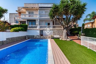 Towny house in Can Roca. Pareado con piscina y jardín en can roca