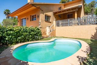 Casa a Begues. Casa independiente con piscina en begues park