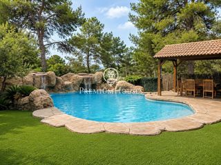 Haus in Begues. Casa independiente con jardín y piscina en begues park