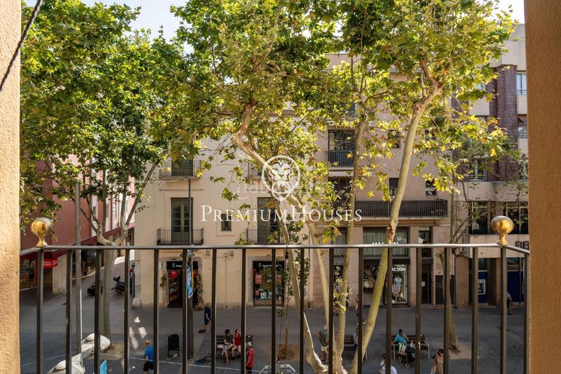 Foto 1d998d80-8bf7-4179-a1a9-776c026b73d0. Edificio  en rambla principal en Centrevila Vilanova i la Geltrú