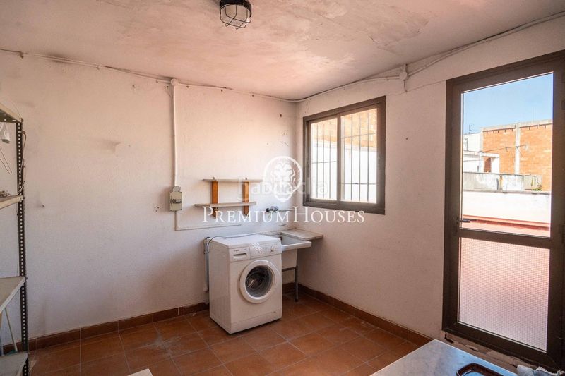 Foto a38451f0-457d-4884-b2b0-ad42b2a3cd91. Edificio  en rambla principal en Centrevila Vilanova i la Geltrú