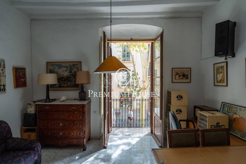 Foto b7b77d78-3228-4875-8ef2-9dd8f84d5517. Edificio  en rambla principal en Centrevila Vilanova i la Geltrú
