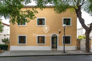 Casa en Nou Eixample Nord. Casa con jardín a un paso de la rambla nova