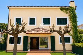 House in Nou Eixample Nord. Casa con jardín a un paso de la rambla nova