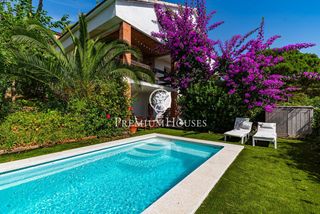 House in Montmar. Casa independiente con jardín y piscina en montmar