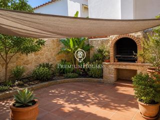 Semi detached house in Centre. Pareado con patio en el centro