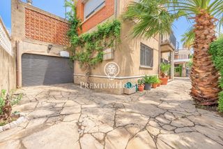 Casa a Passeig Maragall. Casa con jardín en el centro