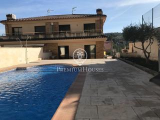 Maison jumelée à Mas romeu. Casa semipareada con jardín y piscina en venta en calafell