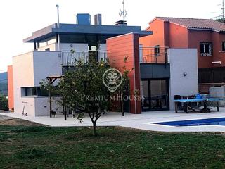 Maison à Mas d´En Serra - Els Cards. Casa independiente con piscina a la venta en mas den serra