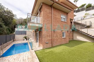 Chalet  Calle del vallespir. Casa de diseño en venta en alella