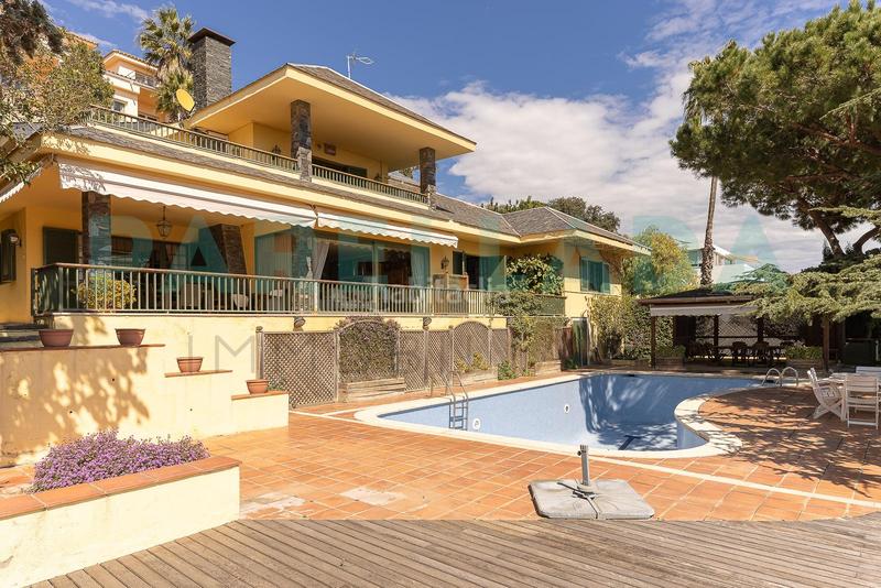 Foto 54893a2c-0b49-4364-9ec7-f07d263ecb92. Chalet impresionante casa en el Mas Ram en Mas Ram Badalona