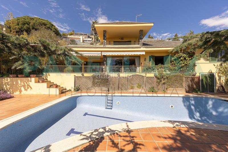 Foto 72116f7d-c85f-415f-8128-8097e9d921ac. Chalet impresionante casa en el Mas Ram en Mas Ram Badalona