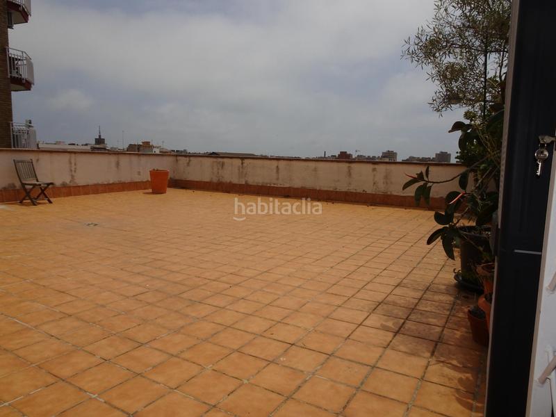 Foto a544ec83-50de-4c7b-af7a-c253a9a1ab4a. Alquiler ático atico en alquiler en el centro con gran terraza en Badalona