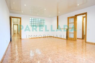 Flat in Casagemes. Amplio piso exterior reformado en badalona, a un paso de la play