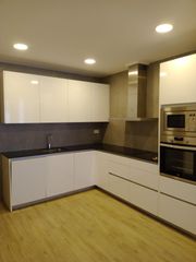 Planta baixa  Calle dos de maig. Planta baja reformada con parking en el centro de badalona, a 40