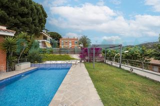 Casa a Tiana. Casa en venta en tiana con garaje, jardín i piscina