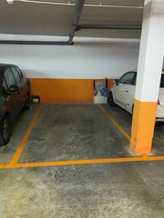Aparcament cotxe a Tiana