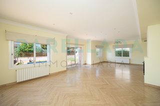 House in Vilassar de Dalt. Exclusiva casa a cuatro vientos con piscina, ascensor y acabados