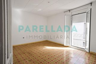 Pis a Centre. Luminoso piso con terraza, a 200 metros de la playa en pleno cen