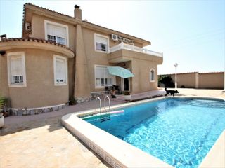 Chalet en Zona Carrefour - Urbanizaciones. Villa independiente en el chaparral - torrevieja