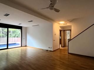 Casa adosada  Carrer serra del lladre. Chalet adosado con piscina, jardín y aire acondicionado en les b