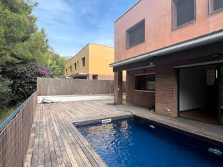 Maison jumelée  Carrer serra del lladre. Chalet adosado con piscina, jardín y aire acondicionado en les b
