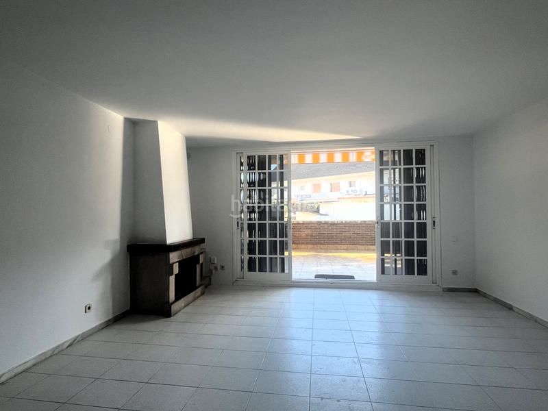 Foto 2b0784b2-9b3e-4f4d-8c5e-44a82de816f9. Casa aparellada a carrer 19 5 a La Pineda Castelldefels