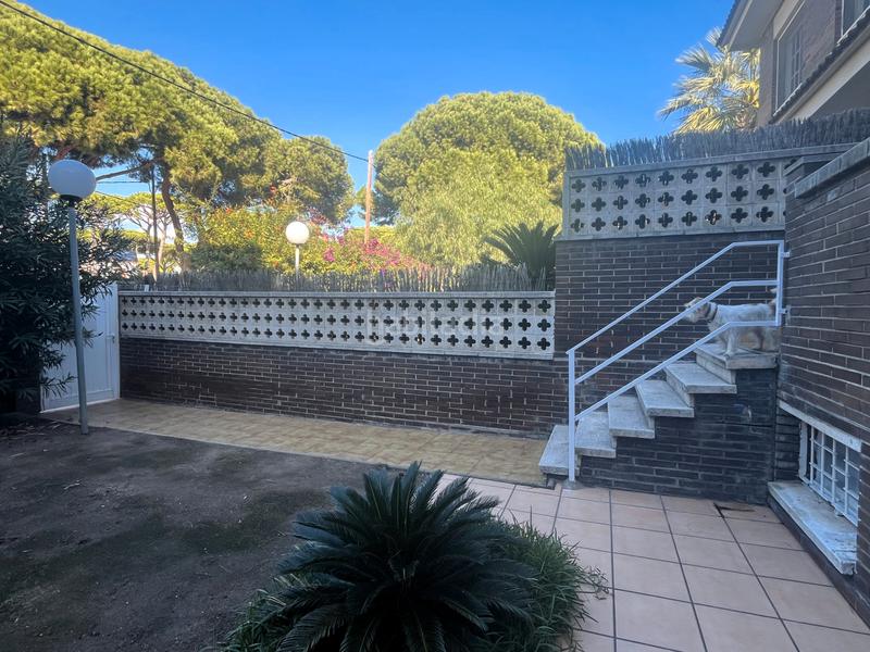 Foto 3a7d8c22-3d02-4cde-a978-212397dfb657. Casa aparellada a carrer 19 5 a La Pineda Castelldefels