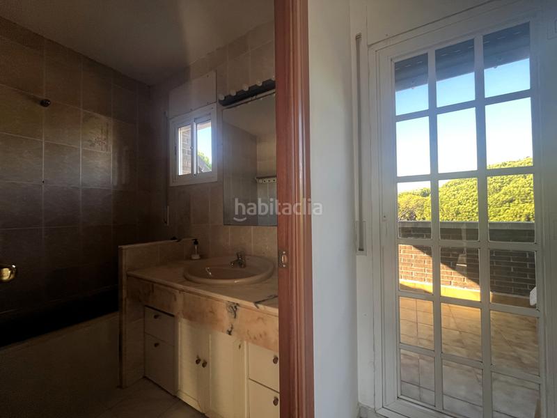 Foto 50a39362-8e89-48b2-b6f6-8285bed4b7f5. Casa aparellada a carrer 19 5 a La Pineda Castelldefels