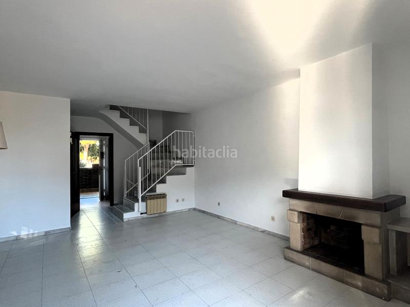 Foto 54b76c66-21e7-4216-81fe-0aec350eb4cc. Casa aparellada a carrer 19 5 a La Pineda Castelldefels