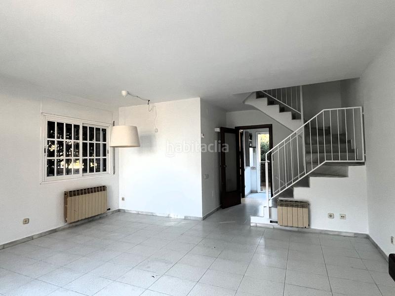 Foto 6c7cc646-ac30-4f5e-881a-64751ee6c9f5. Casa aparellada a carrer 19 5 a La Pineda Castelldefels