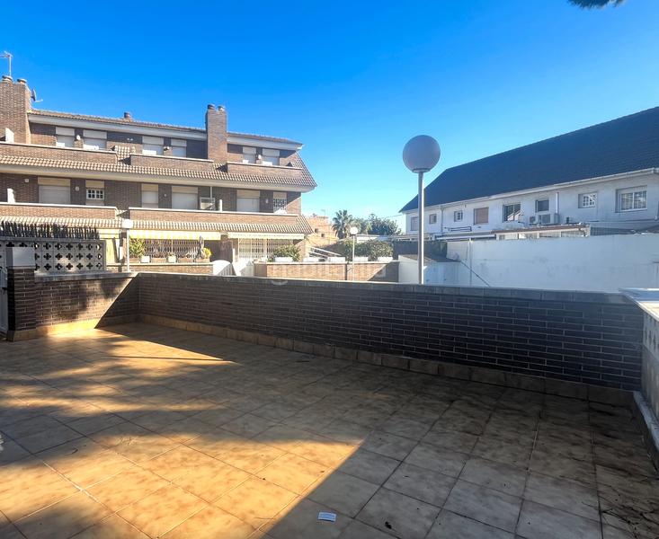 Foto 860b47f1-e240-4d21-b5e2-f350334ddce9. Casa aparellada a carrer 19 5 a La Pineda Castelldefels