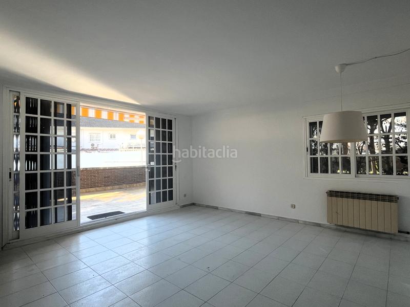 Foto 9ebd27db-cddb-4f94-83c0-6b729a3d05cd. Casa aparellada a carrer 19 5 a La Pineda Castelldefels