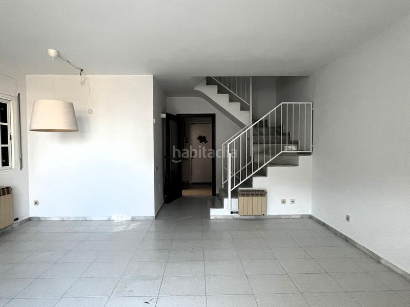 Foto b9e96d39-0021-4ec4-a24f-0b357f9b7ab5. Casa aparellada a carrer 19 5 a La Pineda Castelldefels