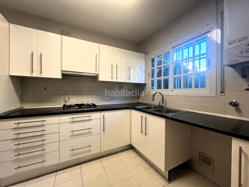 Foto bdfd5263-f0e7-4748-a618-025f420f1ca0. Casa aparellada a carrer 19 5 a La Pineda Castelldefels